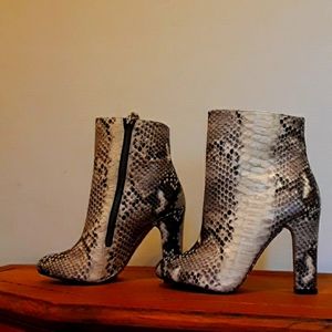 Zara Ankie Bootie, 37 (size 6), beige snakeskin
